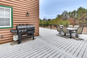 Deck | Gas Grill | Outdoor Dining Area
