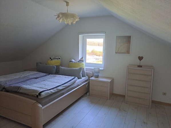 Ferienwohnung, 80 m², 1-4 Pers.-Gemütliches Doppelbett im Schlafzimmer in der 2. Etage
