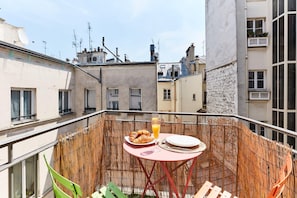 The balcony (non-smoking)
