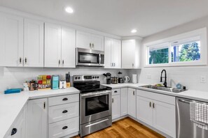 Brand New Fully Renovated Kitchen!