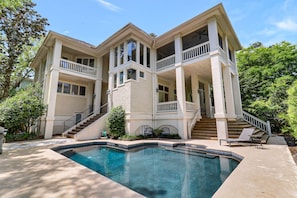 5 Long Boat - Private Pool Deck Area