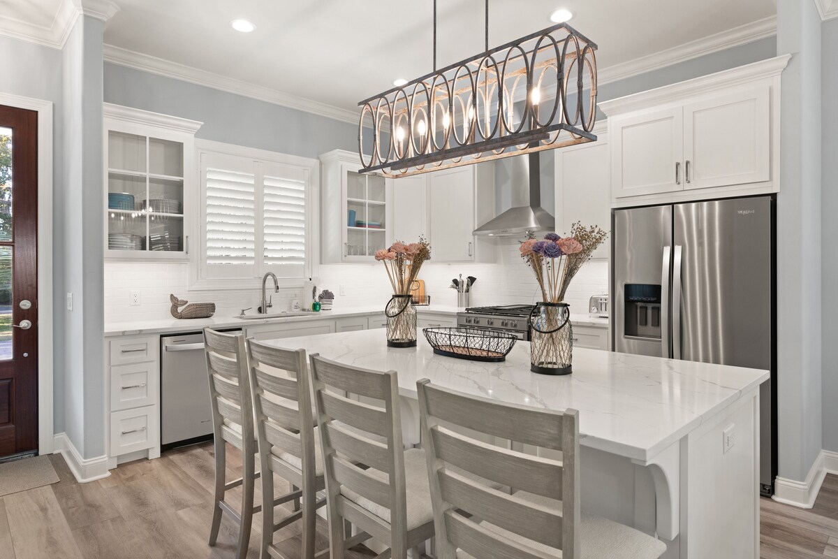 New Home in King City, Sleeps 10, Pool and Screened in Porch with TV!