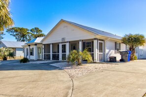 3 Palms-Front of Home