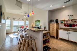 Dining bar