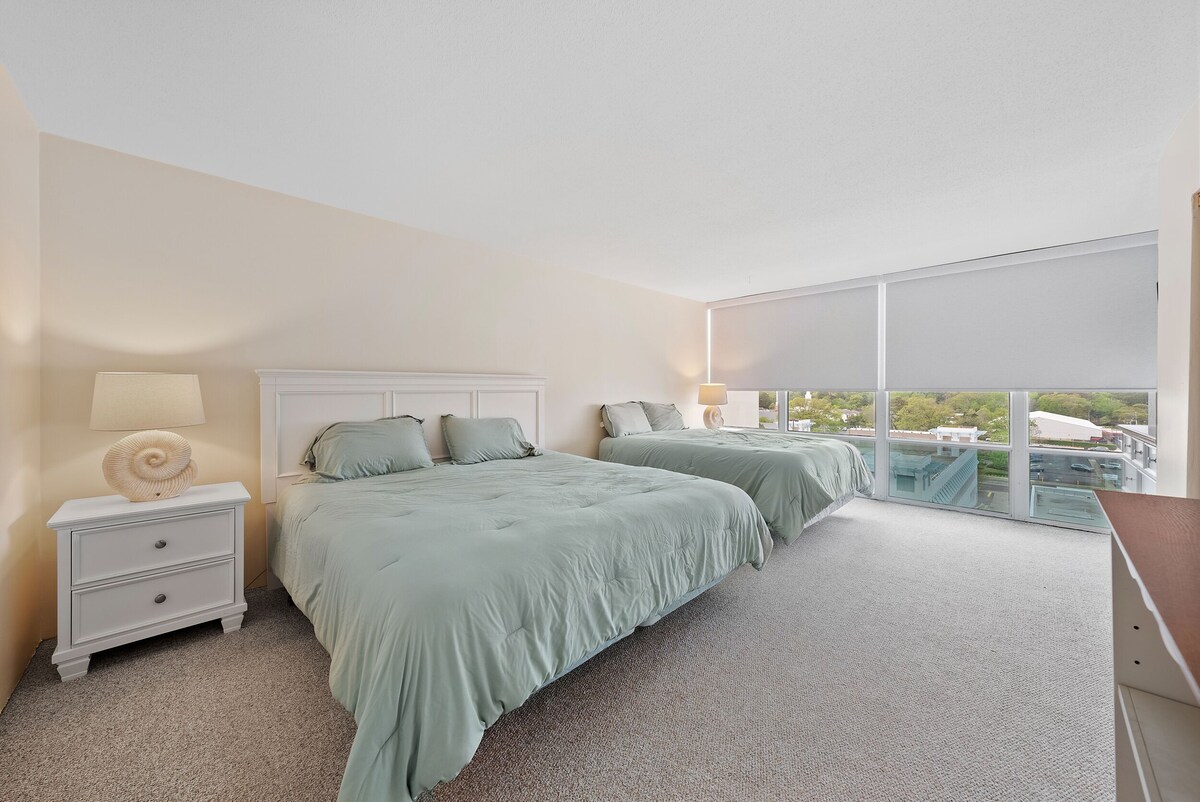 Beachfront Condo with Ocean Views. Sleeps 6.