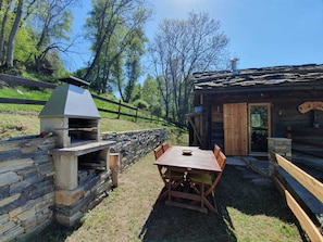 Coin repas extérieur avec cheminée à bois