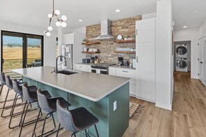 Beautiful, fully-stocked kitchen