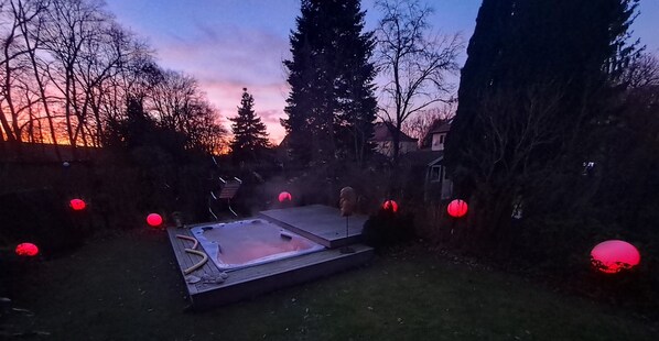Outdoor spa tub