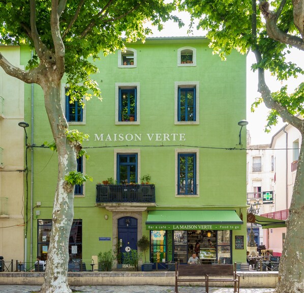 Vista frontal de la propiedad