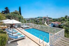 Villa Observer image