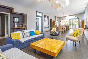 Villa Saffron image