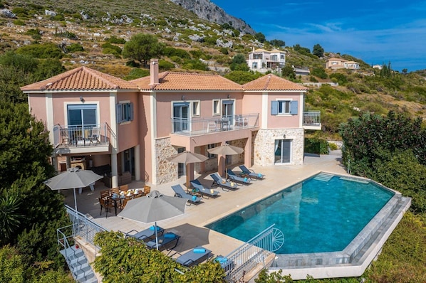 Villa Estiasi image
