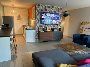 grand salon full équipement Netflix etc...