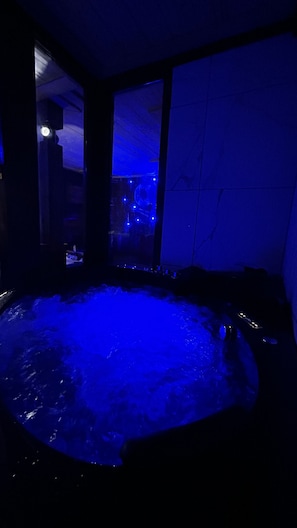 Indoor spa tub