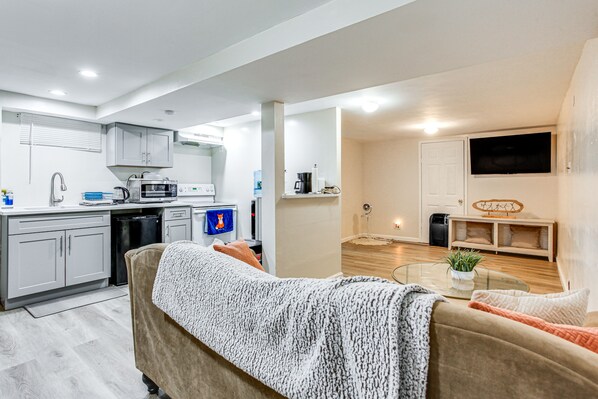 Elmont Vacation Rental | 1BR | 2BA | 1 Step Required | 1,184 Sq Ft