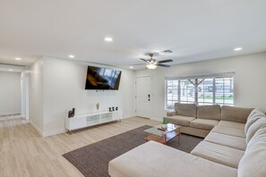 Living Room | Free WiFi | Smart TV
