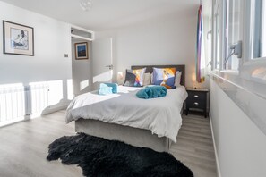 19 Undercliffe, Felixstowe: The master bedroom with a king-size bed