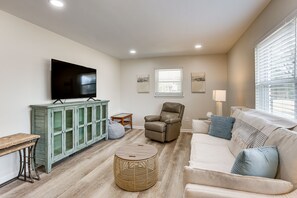 Living Area | Smart TV w/ Cable