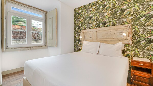 A comfortable bedroom with plenty of natural light and a queen-sized bed, ready to accommodate 2 guests.
#naturallight #comfort #safety #portugal #pt #lisbon
