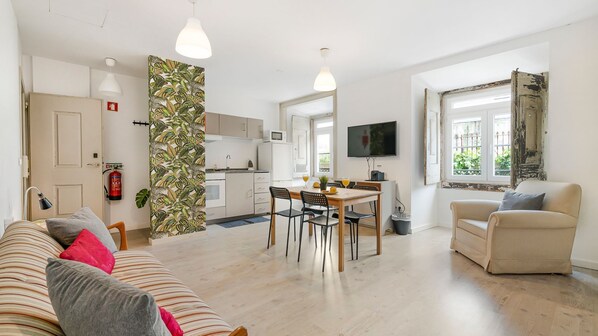With soft tons of white mixed with lively colors, this room transmits a vibe of tranquility and serenity #livingroom #serene #lisbon #pt #portugal