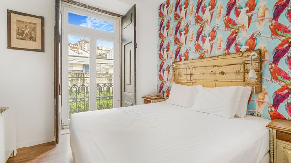 A comfortable bedroom with plenty of natural light and a queen-sized bed, ready to accommodate 2 guests.
#naturallight #comfort #safety #portugal #pt #lisbon