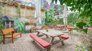 A spacious garden with colorful and nature inspired elements, perfect for an evening cocktail or a morning coffee.
#garden #outdoors #portugal #pt #lisbon