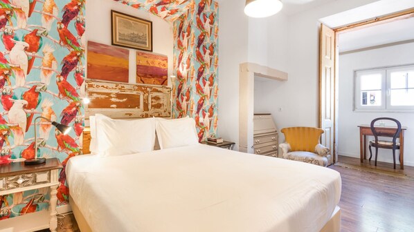 A comfortable bedroom with plenty of natural light and a queen-sized bed, ready to accommodate 2 guests.
#naturallight #comfort #safety #portugal #pt #lisbon