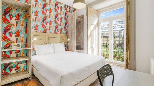 A comfortable bedroom with plenty of natural light and a queen-sized bed, ready to accommodate 2 guests.
#naturallight #comfort #safety #portugal #pt #lisbon