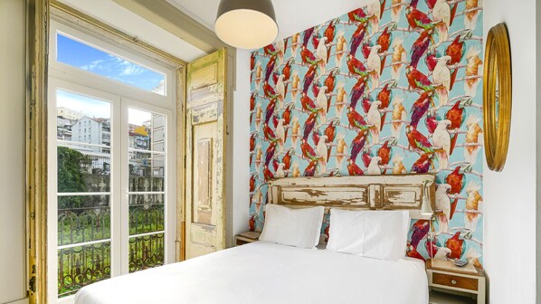 With bright colors and full of natural light, this comfortable bedroom transmits a lively ambiance #naturallight #lisbon #pt #portugal
