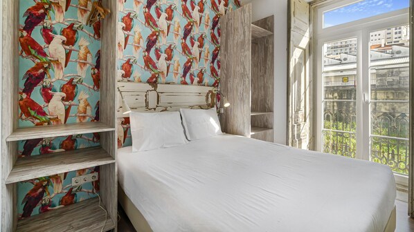 A cozy bedroom with plenty of storage space and a comfortable queen-sized bed to enhance the quality of your experience.
#comfort #portugal #pt #lisbon