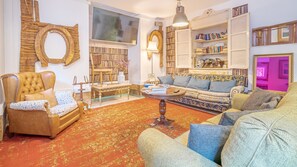 The property has a spacious communal lounge where guests are invited to relax, read a book, play a board game, or engage with other guests.
#lounge #library #relax #portugal #pt #lisbon