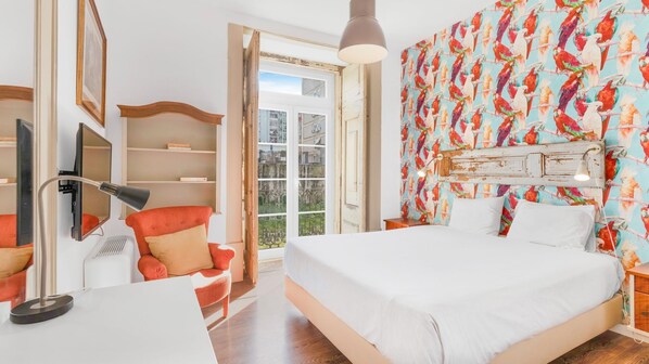 A comfortable bedroom with plenty of natural light and a queen-sized bed, ready to accommodate 2 guests.
#naturallight #comfort #safety #portugal #pt #lisbon