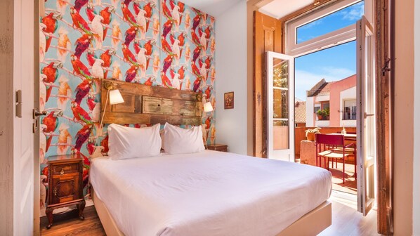 With bright colors and full of natural light, this comfortable bedroom transmits a lively ambiance #naturallight #lisbon #pt #portugal