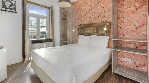 Immerse yourself in the natural light and vibrant colors of this cozy bedroom.
#naturallight #comfort #portugal #pt #lisbon