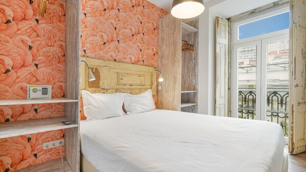 A cozy bedroom with plenty of storage space and a comfortable queen-sized bed to enhance the quality of your experience.
#comfort #portugal #pt #lisbon