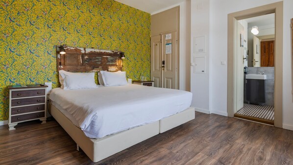 Relax in a bright and spacious room with vintage touches and modern amenities.
#comfort #art #decor #relax #portugal #pt #lisbon
