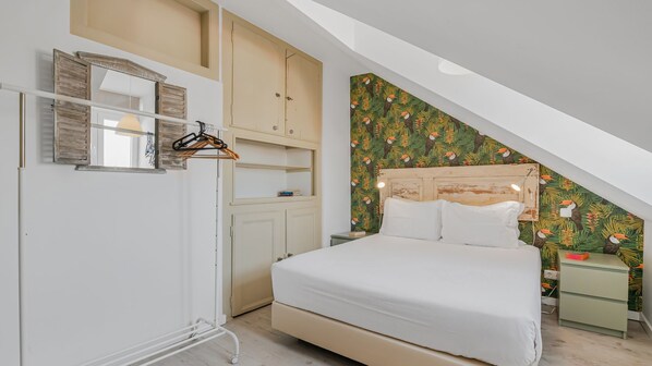 A comfortable #1 bedroom with plenty of natural light and a queen-sized bed, ready to accommodate 2 guests.
#naturallight #comfort #safety #portugal #pt #lisbon