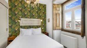 With bright colors and full of of natural light, this comfortable bedroom transmits a lively ambiance #naturallight #lisbon #pt #portugal