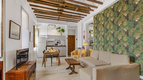 This colorful apartment has a fully equipped kitchenette, a dining area, and a sofa bed that can accommodate two extra guests.
#comfort #kitchenette #portugal #pt #lisbon