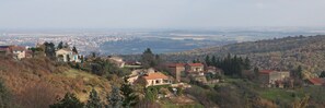 Gîte - 4 personnes - "La Lézardière" à Poleymieux au Mont d'Or dans la Métropole de Lyon - Rhône : vue panoramique depuis la terrasse.