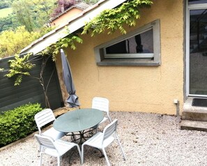 Gîte - 4 personnes - "La Lézardière" à Poleymieux au Mont d'Or dans la Métropole de Lyon - Rhône : la maison et terrasse.