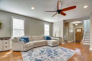 Living Room | Flat-Screen TV | Fireplace | 1st Floor