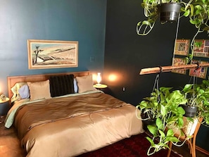 Very comfortable KING BED, with 800 thread count Egyptian cotton sheets and both soft and firm pillows to choose from.
