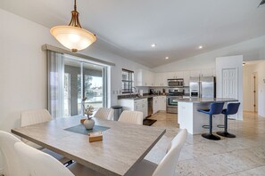 Dining Area | Kitchen