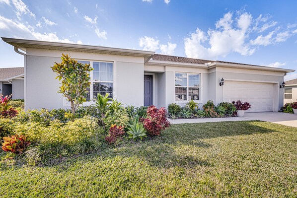 St. Cloud Vacation Rental | 2BR | 1.5BA | 600 Sq Ft | 1 Step Required