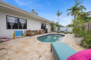 Free heated pool, pool toys, & BBQ grill