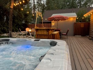 The hot tub is wifi controlled. Ask for it to be preheated before you arrive! 