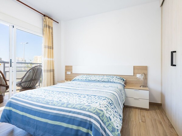 Möbel, Gebäude, Eigentum, Komfort, Azurblau, Holz, Bettrahmen, Fenster, Interior Design, Haus