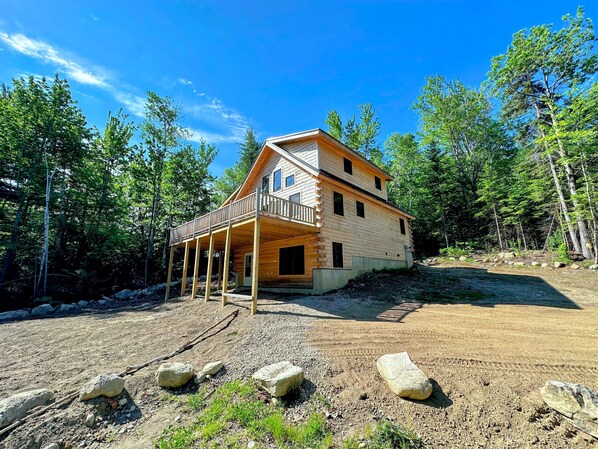 Brand-new log home with its fantastic location just off Main Street in Bethlehem,
