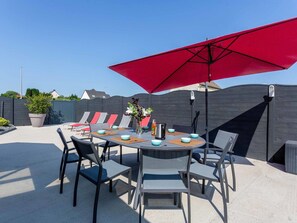 Table, Ciel, Meubles, Propriété, Chaise, Bâtiment, Ombre, Tableau De Plein Air, Mobilier De Jardin, Parapluie